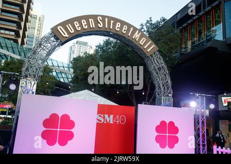 Brisbane, Australien. 26. August 2022. Der berühmte Queen Street Mall Arch in Brisbane, Queensland, Australien am 26. August 2022. Anlässlich des 40.-jährigen Jubiläums der legendären Queen Street Mall in Brisbane City organisierten Visit Brisbane, Queen Street Mall und Brisbane City Council einen Abend mit Straßenpartys, darunter Live-Musik und eine Modebahn. (Foto: Joshua Prieto/Sipa USA) Quelle: SIPA USA/Alamy Live News Stockfoto