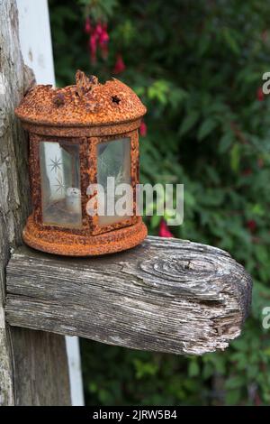 Verrostete Laterne auf einem Holzbalken, Alte Laterne, Alte Laterne, Rosty Lamp, Stillleben Stockfoto