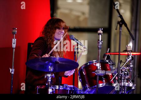 Brisbane, Australien. 26. August 2022. Kate Ceberano und ihre Backband treten am 26. August 2022 während der Queen Street Mall 40. Birthday Street Party in Brisbane, Queensland, Australien auf. Anlässlich des 40.-jährigen Jubiläums der legendären Queen Street Mall in Brisbane City organisierten Visit Brisbane, Queen Street Mall und Brisbane City Council einen Abend mit Straßenpartys, darunter Live-Musik und eine Modebahn. (Foto: Joshua Prieto/Sipa USA) Quelle: SIPA USA/Alamy Live News Stockfoto