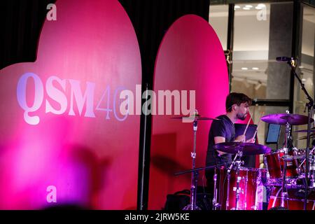 Brisbane, Australien. 26. August 2022. Vanessa Amorosi und ihre Backband treten am 26. August 2022 während der Queen Street Mall 40. Birthday Street Party in Brisbane, Queensland, Australien auf. Anlässlich des 40.-jährigen Jubiläums der legendären Queen Street Mall in Brisbane City organisierten Visit Brisbane, Queen Street Mall und Brisbane City Council einen Abend mit Straßenpartys, darunter Live-Musik und eine Modebahn. (Foto: Joshua Prieto/Sipa USA) Quelle: SIPA USA/Alamy Live News Stockfoto
