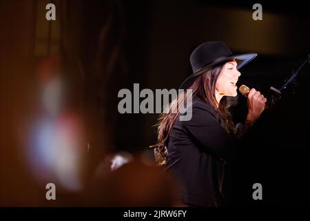 Brisbane, Australien. 26. August 2022. Vanessa Amorosi und ihre Backband treten am 26. August 2022 während der Queen Street Mall 40. Birthday Street Party in Brisbane, Queensland, Australien auf. Anlässlich des 40.-jährigen Jubiläums der legendären Queen Street Mall in Brisbane City organisierten Visit Brisbane, Queen Street Mall und Brisbane City Council einen Abend mit Straßenpartys, darunter Live-Musik und eine Modebahn. (Foto: Joshua Prieto/Sipa USA) Quelle: SIPA USA/Alamy Live News Stockfoto