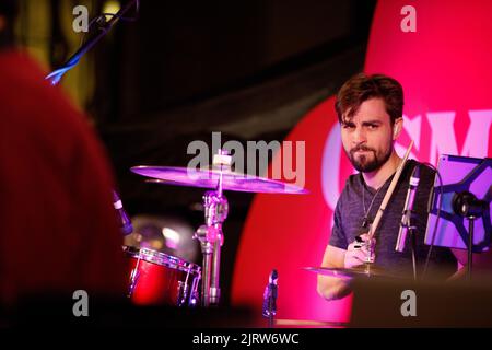 Brisbane, Australien. 26. August 2022. Vanessa Amorosi und ihre Backband treten am 26. August 2022 während der Queen Street Mall 40. Birthday Street Party in Brisbane, Queensland, Australien auf. Anlässlich des 40.-jährigen Jubiläums der legendären Queen Street Mall in Brisbane City organisierten Visit Brisbane, Queen Street Mall und Brisbane City Council einen Abend mit Straßenpartys, darunter Live-Musik und eine Modebahn. (Foto: Joshua Prieto/Sipa USA) Quelle: SIPA USA/Alamy Live News Stockfoto