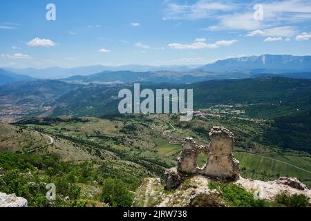 Blick von der Burgruine Rocca Calascio auf die Gebirgslandschaft, Nationalpark Gran Sasso und Monti della Laga, Abruzzen, Italien Stockfoto