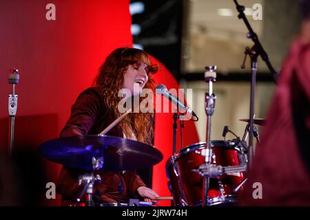 Brisbane, Australien. 26. August 2022. Kate Ceberano und ihre Backband treten am 26. August 2022 während der Queen Street Mall 40. Birthday Street Party in Brisbane, Queensland, Australien auf. Anlässlich des 40.-jährigen Jubiläums der legendären Queen Street Mall in Brisbane City organisierten Visit Brisbane, Queen Street Mall und Brisbane City Council einen Abend mit Straßenpartys, darunter Live-Musik und eine Modebahn. (Foto: Joshua Prieto/Sipa USA) Quelle: SIPA USA/Alamy Live News Stockfoto
