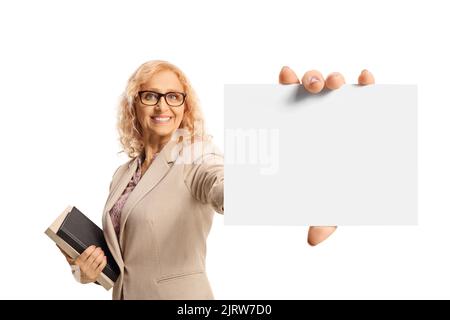 Lehrerin, die Bücher hält und eine leere Karte auf weißem Hintergrund zeigt Stockfoto