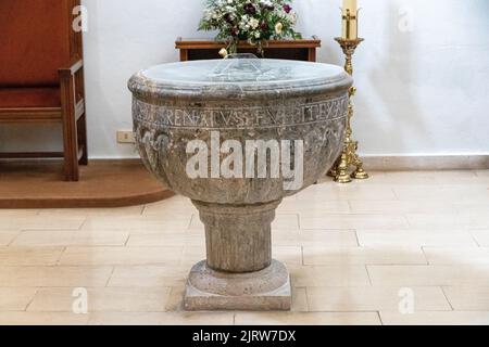 Ciudad Real, Spanien. Taufbecken in der Iglesia de Santiago (St. James Church), einer romanisch-gotischen Kirche aus dem 13.. Jahrhundert Stockfoto