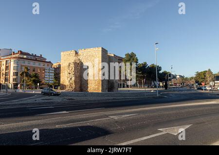 Ciudad Real, Spanien. Die Puerta de Toledo (Toledo-Tor), ein gotischer befestigter Stadteingang, der früher Teil der Mauern war. Hufeisenbogen Stockfoto