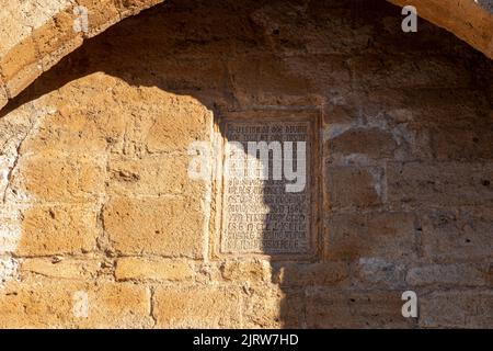 Ciudad Real, Spanien. Informative Textinschriften in der Puerta de Toledo (Toledo-Tor), einem gotischen befestigten Stadteingang, der früher Teil der Mauern war Stockfoto