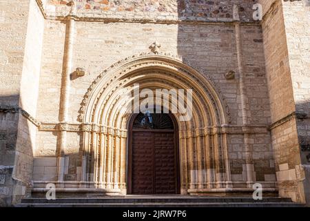 Ciudad Real, Spanien. Puerta de Poniente (Westtor) der Iglesia de San Pedro (St. Peter Kirche), ein gotischer römisch-katholischer Tempel Stockfoto