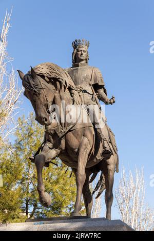 Ciudad Real, Spanien. Denkmal für König Juan II de Castilla (Johannes II. Von Kastilien), das Ciudad Real den Status einer Stadt verlieh, in der Pablo Picasso Straße Stockfoto