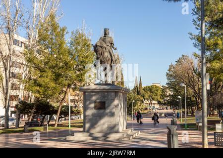 Ciudad Real, Spanien. Denkmal für König Juan II de Castilla (Johannes II. Von Kastilien), das Ciudad Real den Status einer Stadt verlieh, in der Pablo Picasso Straße Stockfoto