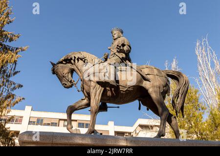 Ciudad Real, Spanien. Denkmal für König Juan II de Castilla (Johannes II. Von Kastilien), das Ciudad Real den Status einer Stadt verlieh, in der Pablo Picasso Straße Stockfoto