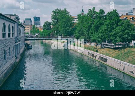 Fluss Ljubljanica Bank mit Metzgerbrücke in der Altstadt von Ljubljana Stockfoto