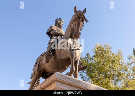 Ciudad Real, Spanien. Denkmal für König Juan II de Castilla (Johannes II. Von Kastilien), das Ciudad Real den Status einer Stadt verlieh, in der Pablo Picasso Straße Stockfoto