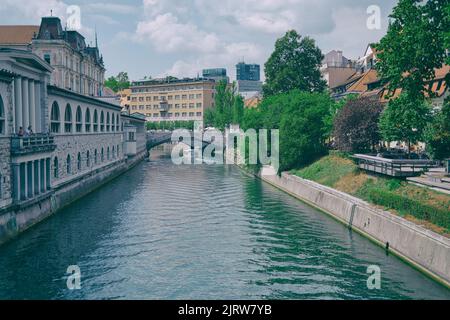 Fluss Ljubljanica Bank Dreifache Brücke in der Altstadt von Ljubljana Stockfoto