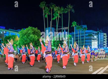 Tokushima, Japan - 12. August 2022: Traditioneller Awaodori-Tanz, aufgeführt von Frauen in traditionellen Hüten und Kimonos Stockfoto