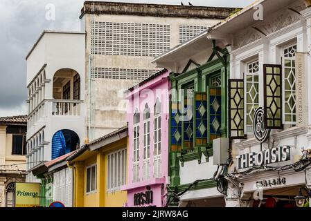 Phuket, Thailand - Juli 2022: Farbenfrohe Gebäudefassaden an der Thalang Road in der Altstadt von Phuket. Stockfoto