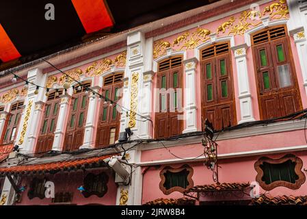 Phuket, Thailand - Juli 2022: Monsun-Regen an den Fassaden der Soi Rommani Street in der Altstadt von Phuket. Stockfoto