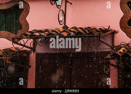 Phuket, Thailand - Juli 2022: Monsun-Regen an den Fassaden der Soi Rommani Street in der Altstadt von Phuket. Stockfoto