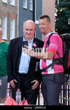 London, Großbritannien, 26.. August 2022. Mick Lynch, Generalsekretär der RMT Union, posiert für ein Selfie bei einer Postfachkundgebung vor dem Sortierbüro Mount Pleasant. Mehr als 100.000 Postmitarbeiter von Royal Mail, Mitglieder der Communication Workers' Union (CMU), veranstalteten den ersten von vier Walk-outs in einem Lohnstreit, bei dem eine Gehaltserhöhung von 5,5 % abgelehnt wurde, weil sie hinter der Inflation zurückbleibt und die aktuellen Lebenshaltungskosten nicht deckt. Kredit: Elfte Stunde Fotografie/Alamy Live Nachrichten Stockfoto