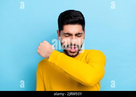 Foto von unglücklich verärgert Kerl gekleidet gelben Pullover husten Gefühl schlecht isoliert blauen Hintergrund Stockfoto