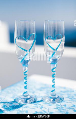 Zwei Champagner-Hochzeitsgläser auf dem Tisch. Stockfoto