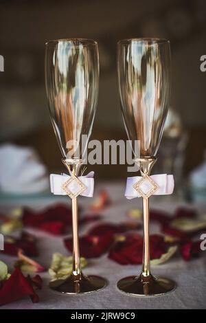 Zwei Champagner-Hochzeitsgläser auf dem Tisch. Stockfoto