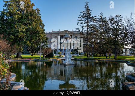 ISTANBUL, TÜRKEI - Januar 2022: Blick auf den Brunnen im Garten des Dolmabahce Palastes Stockfoto