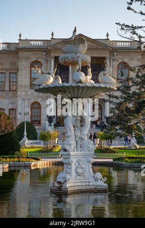 ISTANBUL, TÜRKEI - Januar 2022: Blick auf den Brunnen im Garten des Dolmabahce Palastes Stockfoto