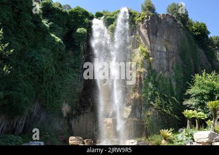 Jardin Extraordinaire, ein Garten in Nantes, Frankreich mit Wasserfall, Felsen und üppiger Vegetation. Stockfoto