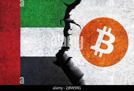 Bitcoin und die Vereinigten Arabischen Emirate flaggen an einer Wand mit einem Riss. VAE Bitcoin verboten, Bergbau, illegal, Blockchain-Technologie für Krypto Währung Konzept Stockfoto