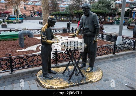 Die Ansicht des Denkmals, das dem Bagel-Verkäufer gewidmet ist, befindet sich in der Nähe des ägyptischen Marktes in Instanbul, Türkei Stockfoto