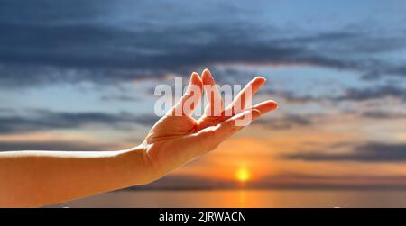 Hand des Meditierens yogi Frau, gyan Mudra Stockfoto