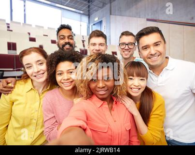 Internationale Studenten und Lehrer machen Selfie Stockfoto