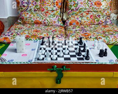 Schachspiel, das als Indoor-Spiel spielt Stockfoto