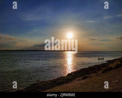 Goldener Abend im Moment des Sonnenuntergangs vor dem Padma-Fluss Stockfoto