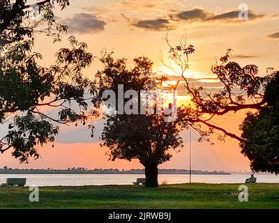 Goldener Abend im Moment des Sonnenuntergangs vor dem Padma-Fluss Stockfoto