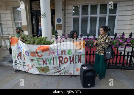 London, Großbritannien. 26. August 2022. Mahnwache der Phulbari Solidarity Group und des Londoner Bergbaunetzwerks vor der Hochkommission von Bangladesch zum 16.. Jahrestag des Massakers von Phulbari. 3 Menschen wurden bei einem riesigen gewaltlosen Protest gegen die Pläne des Londoner Bergbauunternehmens GCM, 130.000 Menschen gewaltsam zu vertreiben und die Gussmine 572 Millionen Tonnen Kohle über einen Zeitraum von 30 Jahren zu öffnen, getötet. GCM verkauft weiterhin Aktien an der Londoner Börse, obwohl es keinen Vertrag mit mir hat. Kredit: Peter Marshall/Alamy Live Nachrichten Stockfoto