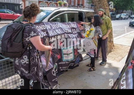 London, Großbritannien. 26 August 2022. Mahnwache der Phulbari Solidarity Group und des Londoner Bergbaunetzwerks vor der Hochkommission von Bangladesch zum 16.. Jahrestag des Massakers von Phulbari. 3 Menschen wurden bei einem riesigen gewaltlosen Protest gegen die Pläne des Londoner Bergbauunternehmens GCM, 130.000 Menschen gewaltsam zu vertreiben und die Gussmine 572 Millionen Tonnen Kohle über einen Zeitraum von 30 Jahren zu öffnen, getötet. GCM verkauft weiterhin Aktien an der Londoner Börse, obwohl es keinen Vertrag mit mir hat. Peter Marshall/Alamy Live News. Stockfoto