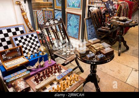 ISTANBUL TÜRKEI, Januar 2022. Verschiedene Souvenirs am Großen Basar wie Holzkisten, Backgammon, Schachbretter, Kupfer-Cezve und etc Stockfoto