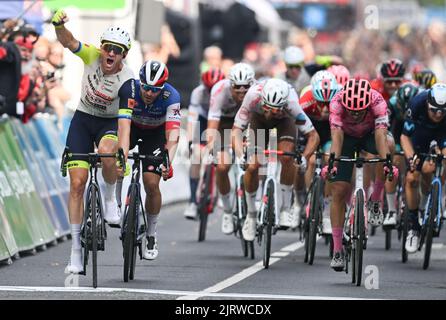 Marburg, Deutschland. 26. August 2022. Radsport: Deutschland-Rundfahrt, Meiningen - Marburg (200,70 km), Etappe 2. Alexander Kristoff (l) aus Norwegen vom Team Intermarche-Wanty-Gobert materiaux feiert seinen Sieg in der Ziellinie neben dem Vizemeister Florian Senechal (2. v.l.) aus Frankreich vom Team Quick Step. Kredit: Arne Dedert/dpa/Alamy Live Nachrichten Stockfoto