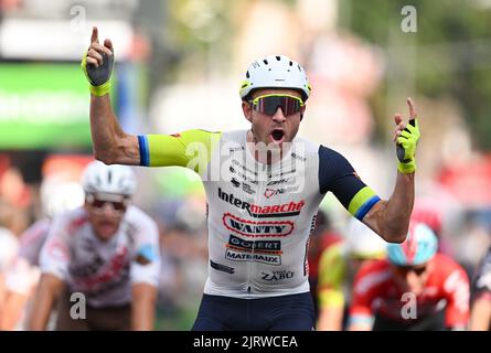 Marburg, Deutschland. 26. August 2022. Radsport: Deutschland-Rundfahrt, Meiningen - Marburg (200,70 km), Etappe 2. Alexander Kristoff aus Norwegen vom Team Intermarche-Wanty-Gobert jubelt über seinen Sieg im Ziel. Kredit: Arne Dedert/dpa/Alamy Live Nachrichten Stockfoto