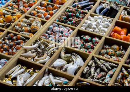 ISTANBUL TÜRKEI, Januar 2022. Verschiedene Souvenirs aus Halbedelsteinen oder Ziersteinen am Großen Basar wie Nackenanhänger und Armband-ch Stockfoto