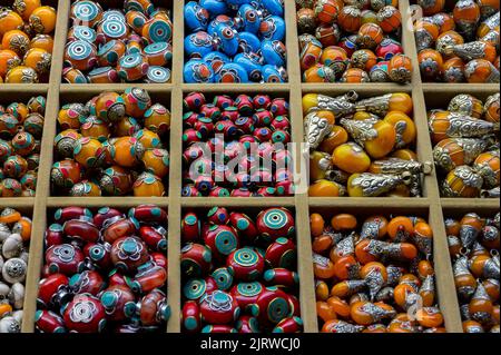 ISTANBUL TÜRKEI, Januar 2022. Verschiedene Souvenirs aus Halbedelsteinen oder Ziersteinen am Großen Basar wie Nackenanhänger und Armband-ch Stockfoto