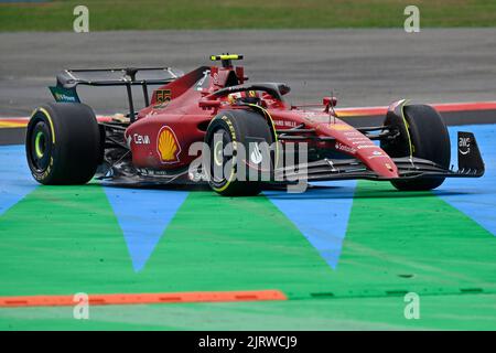 Spa, Belgien. 26. August 2022. Scuderia Ferrari der spanische Fahrer Carlos Sainz Jr. wurde während eines Trainings beim Grand Prix F2 von Belgien in Spa-Francorchamps am Freitag, den 26. August 2022, in Aktion gezeigt. BELGA FOTO DIRK WAEM Quelle: Belga Nachrichtenagentur/Alamy Live News Stockfoto
