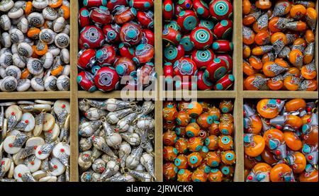 ISTANBUL TÜRKEI, Januar 2022. Verschiedene Souvenirs aus Halbedelsteinen oder Ziersteinen am Großen Basar wie Nackenanhänger und Armband-ch Stockfoto