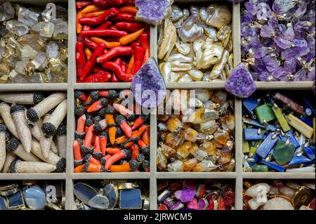 ISTANBUL TÜRKEI, Januar 2022. Verschiedene Souvenirs aus Halbedelsteinen oder Ziersteinen am Großen Basar wie Nackenanhänger und Armband-ch Stockfoto