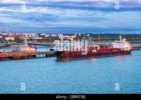 Der Chemikalien-/Ölproduktentanker Giannutri im Morgengrauen vertäute in der Esso-eigenen Fawley-Ölraffinerie in Fawley, Hampshire, Großbritannien Stockfoto