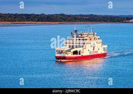 Die MV Red Osprey Fahrzeug- und Passagierfähre, die von Red Funnel in Southampton Water bei Sonnenaufgang vor Fawley, Hampshire, Großbritannien, auf dem Weg zur Isle of Wight, betrieben wird Stockfoto