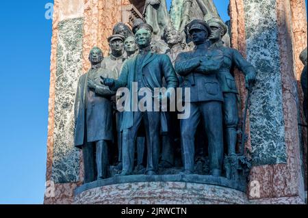 ISTANBUL, TÜRKEI - Januar 2022: Ansicht des Republikdenkmals am Taksim-Platz zum Gedenken an die Gründung der Türkischen Republik im Jahr 1923. Stockfoto